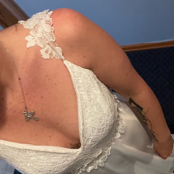 Beautiful wedding dress size 10. Bought but never worn. - Picture 5 of 5